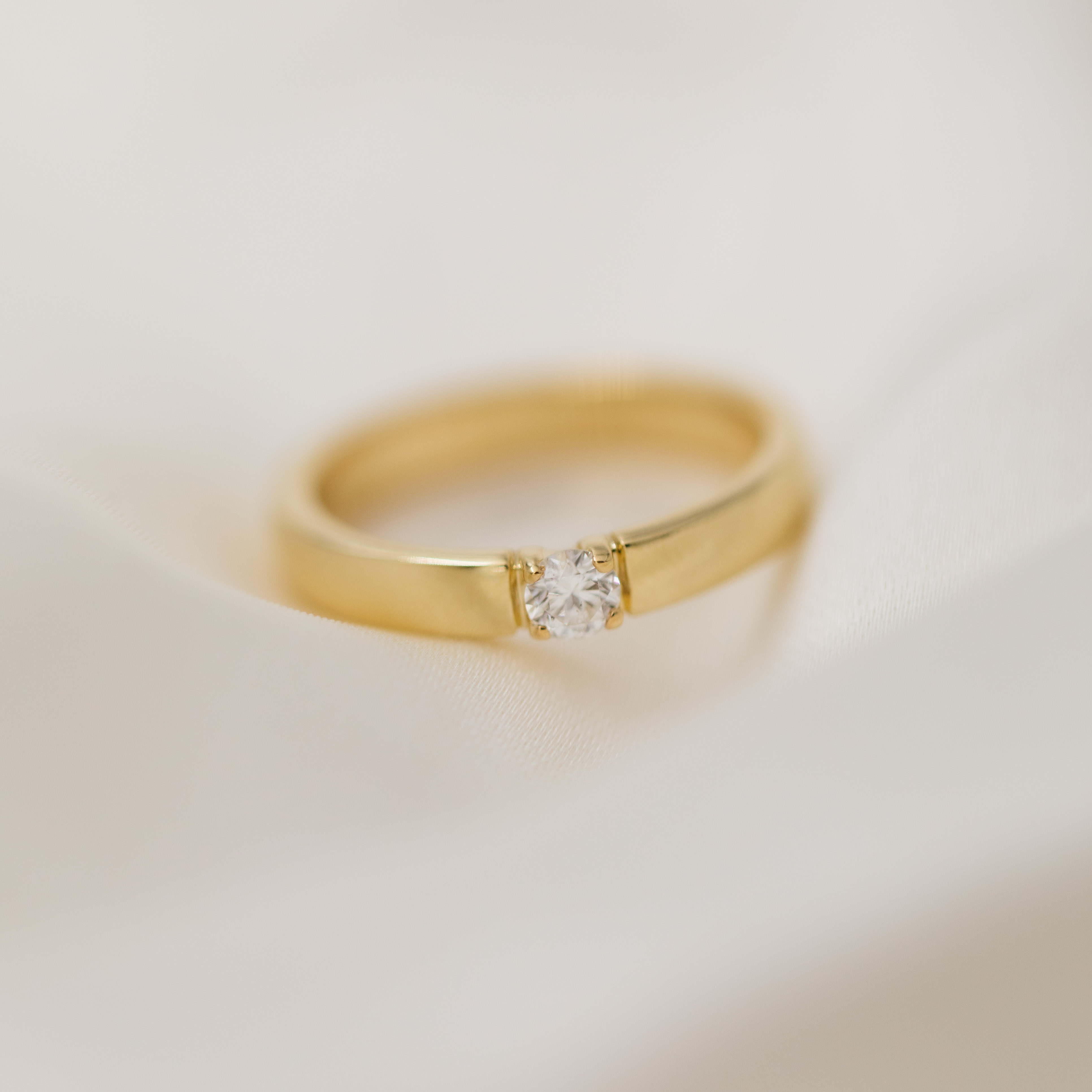 Bilde nummer 4 av Pan Jewelry, Angelica alliansering i 585 gult gull med diamanter 0,15 ct WSI