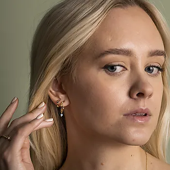 Bilde nummer 2 av Sparkle øredobber i 925 forgylt sølv med blå opal