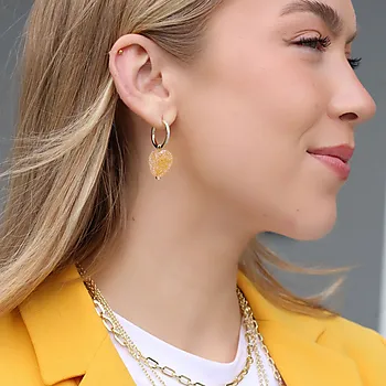 Bilde nummer 2 av Snö of Sweden, Sugar Hearts øredobber i forgylt messing med gult hjerte