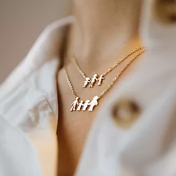 Bilde nummer 3 av Pan Jewelry, Familiesmykke med mor, far, datter og sønn i forgylt 925 sølv