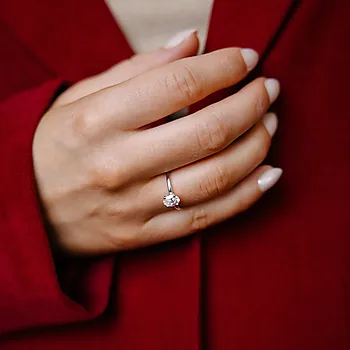 Bilde nummer 2 av Juliett ring i 375 hvitt gull med moissanite 0,75