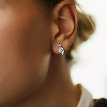 Bilde nummer 2 av Pan Jewelry, Øredobber i 585 hvitt gull med diamanter og blad 0,10 ct