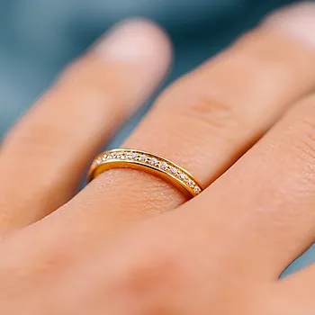 Bilde nummer 2 av Giftering i 585 gult gull med diamanter 0,15 CT | 3 mm bredde