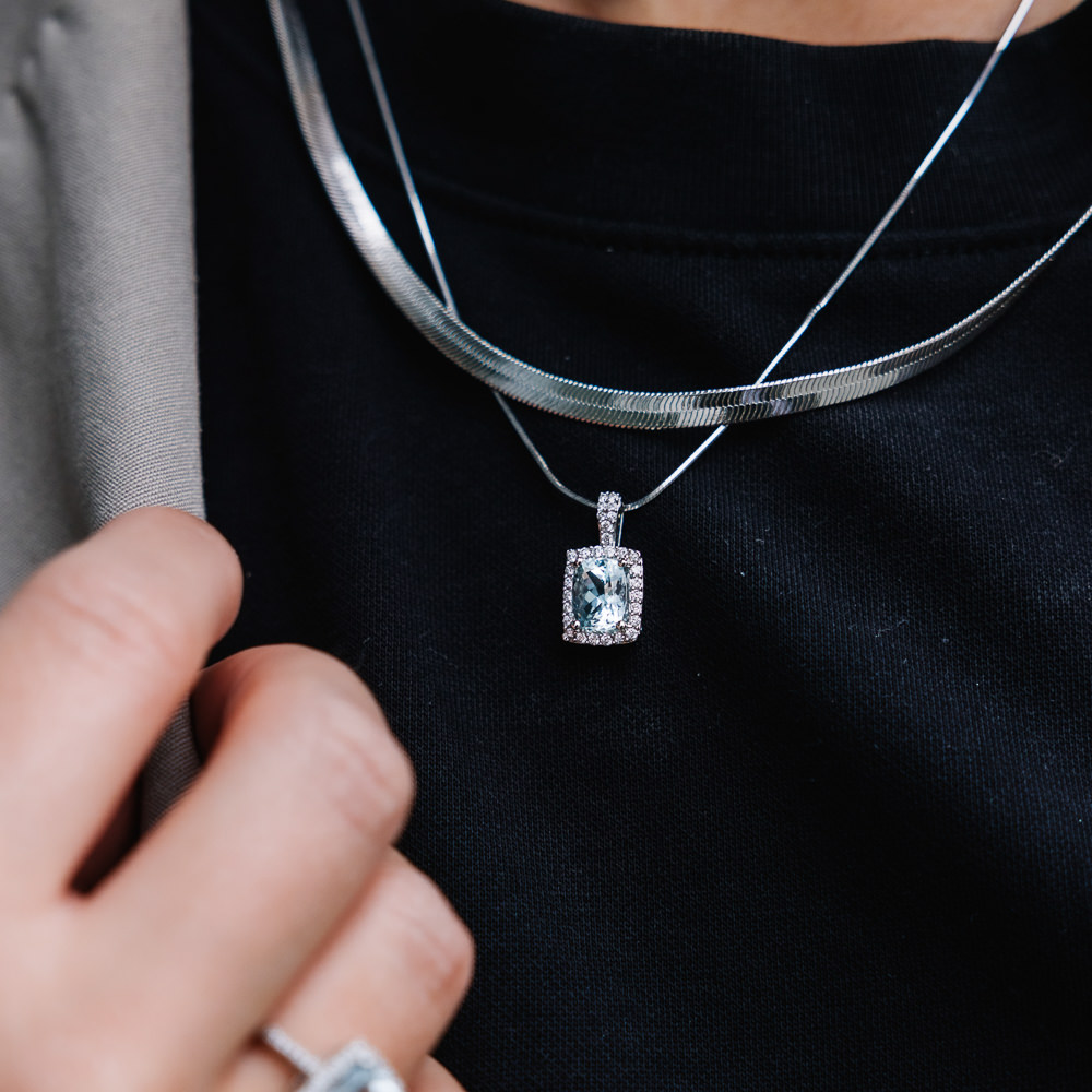 Bilde nummer 2 av Jacqueline anheng i 375 hvitt gull med diamanter 0,20 ct og akvamarin