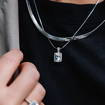 Bilde nummer 2 av Jacqueline anheng i 375 hvitt gull med diamanter 0,20 ct og akvamarin