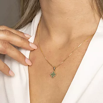 Bilde nummer 2 av Pan Jewelry, Kløver smykke i forgylt 925 sølv med grønn zirkonia