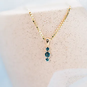 Bilde nummer 4 av Nora smykke i 375 gult gull med London blå topas