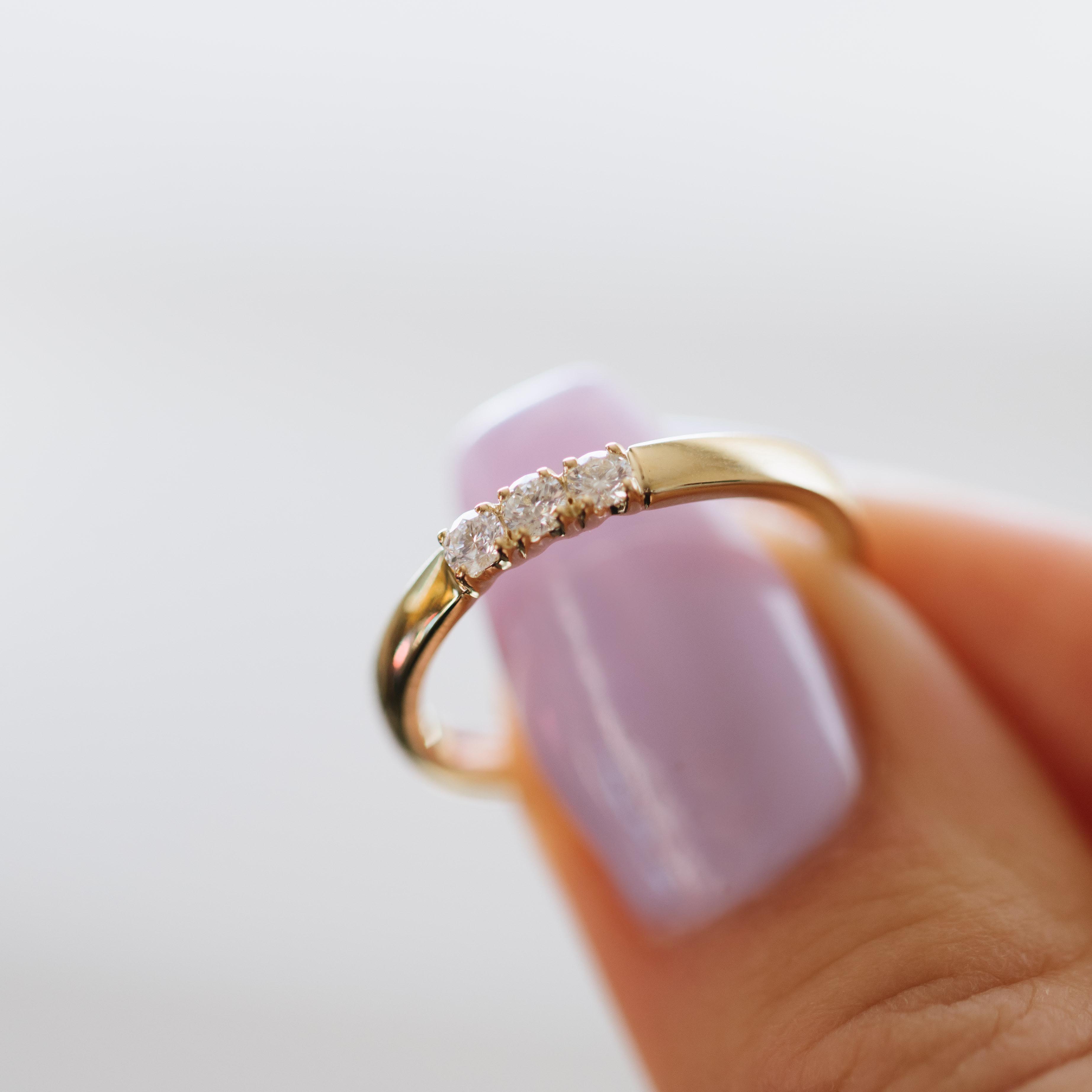 Bilde nummer 2 av Pan Jewelry, Angelica alliansering i 585 gult gull med diamanter 0,21 ct WSI