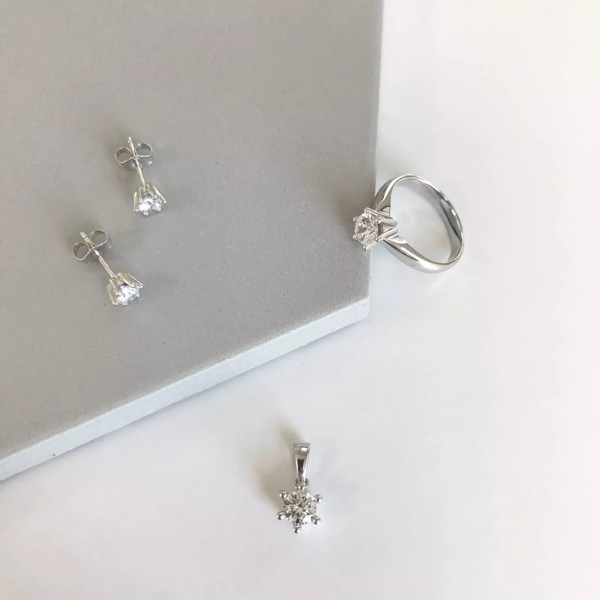 Bilde nummer 3 av Pan Jewelry, Ingrid enstensøredobber i 585 hvitt gull 0,30 ct