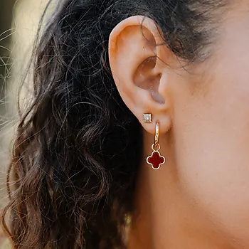 Bilde nummer 4 av Kløver øreringer i 925 forgylt sølv med syntetisk rød agat