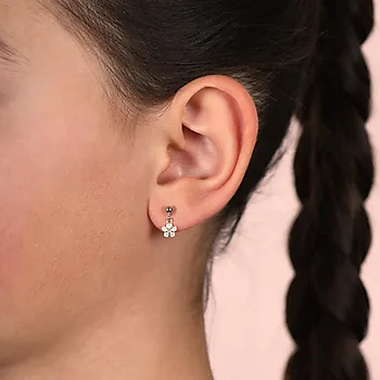 Bilde nummer 2 av Øredobber til barn i 925 sølv med hvit blomst