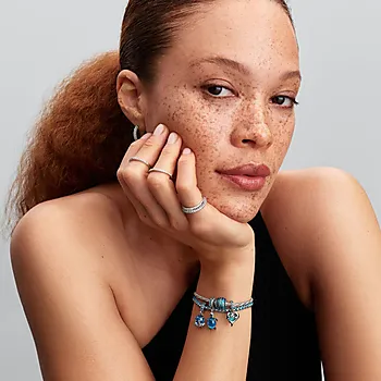Bilde nummer 2 av Pandora Moments, Charm i  925 sølv med delfin i aquablå muranoglass