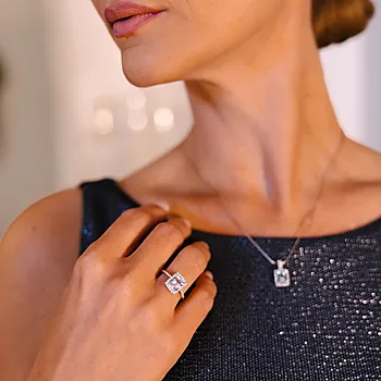 Bilde nummer 2 av Jacqueline diamantring i 375 hvitt gull 0,20 ct med akvamarin