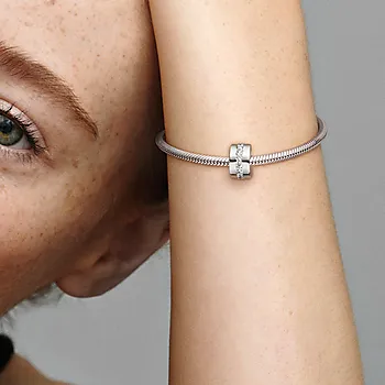 Bilde nummer 2 av Pandora Moments, Klemmecharm i 925 sølv med zirkonia