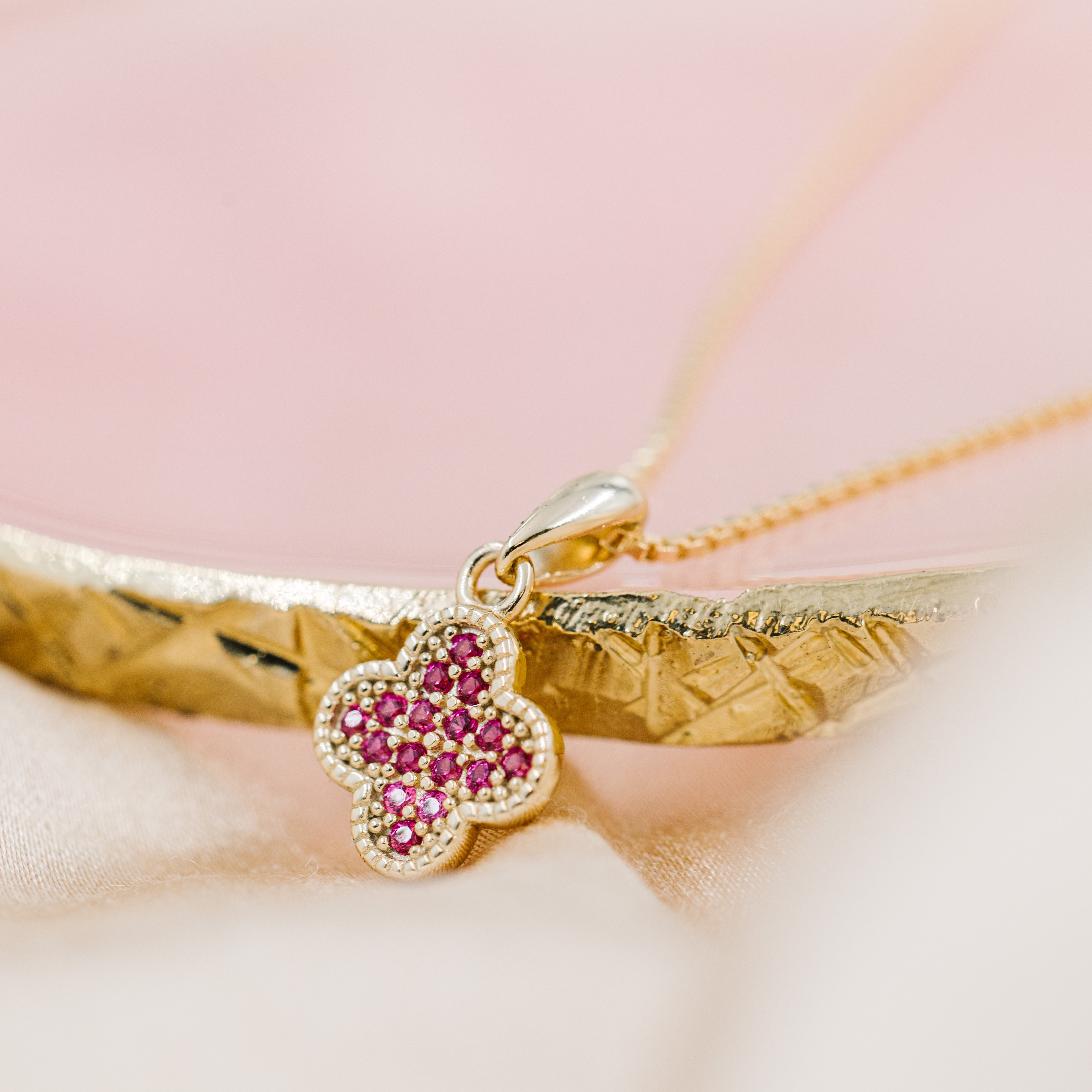 Bilde nummer 4 av Pan Jewelry, Kløver smykke i forgylt 925 sølv med rosa zirkonia