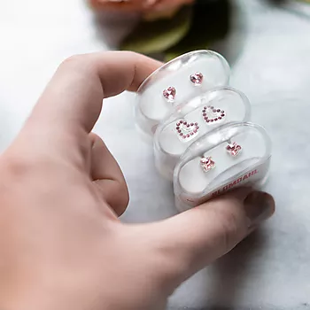 Bilde nummer 4 av Blomdahl, Øredobber i medisinsk plast med lysrosa Swarovski krystaller
