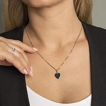 Bilde nummer 2 av Pan Jewelry, Smykke i 925 rhodinert sølv med hjerte og zirkonia i hempen