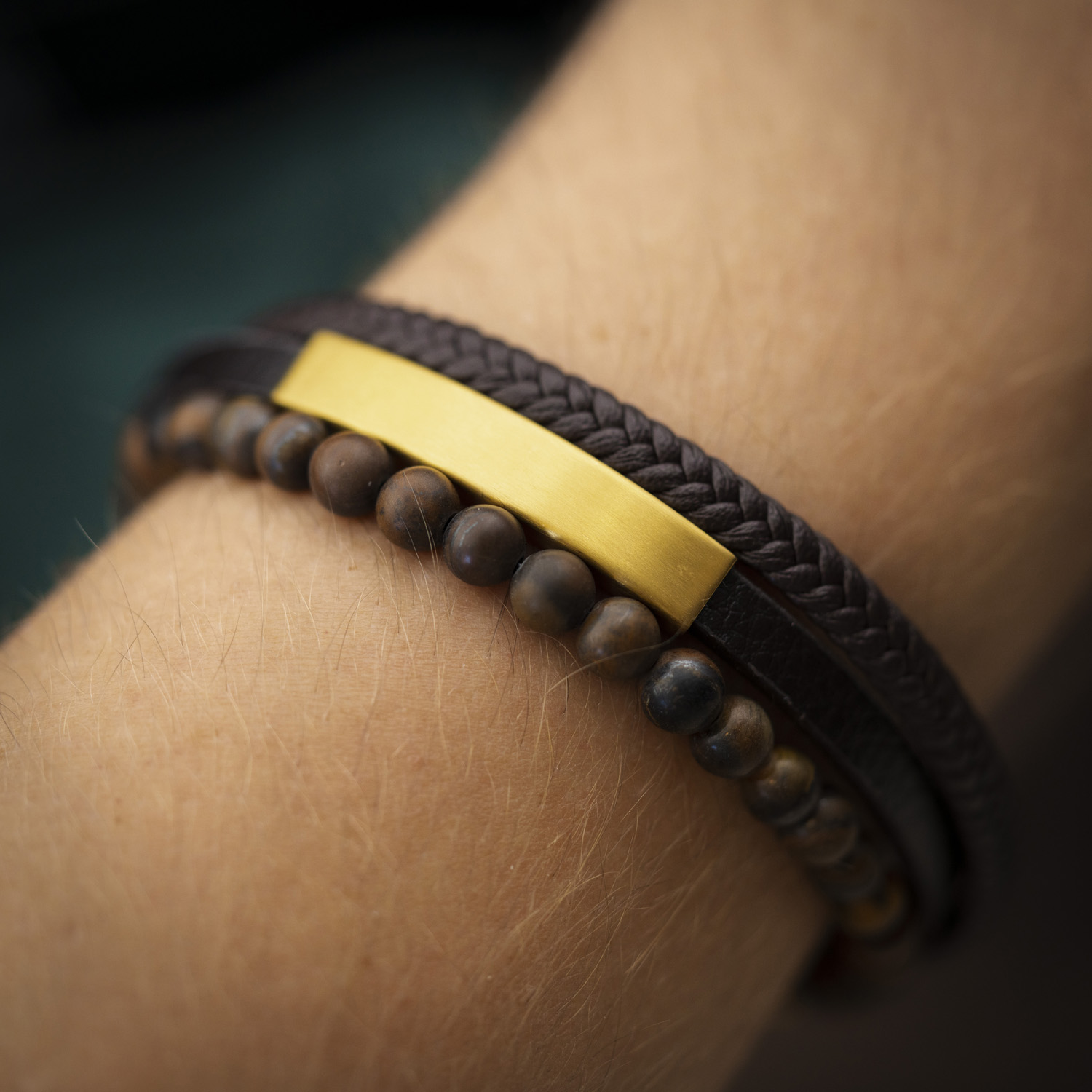 Bilde nummer 4 av Alexander, Armbånd i gullfarget stål med brunt skinn og tigerøye