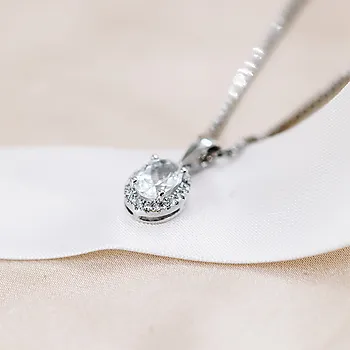 Bilde nummer 2 av Edel smykke i 585 hvitt gull med diamanter 0,10 ct med hvit topas