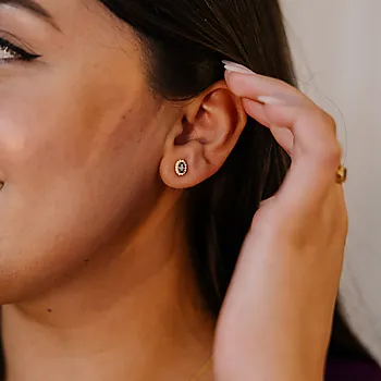 Bilde nummer 2 av Pan Jewelry, Athens Charm øredobber i forgylt 925 sølv med brun zirkona