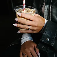 Bilde nummer 2 av Aurora diamantring i 585 gult gull med diamanter 0,10 ct og grønn ametyst