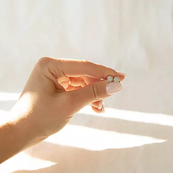 Bilde nummer 3 av Pan Jewelry, Øredobber i 585 gult gull med rosett og diamanter 0,25 ct