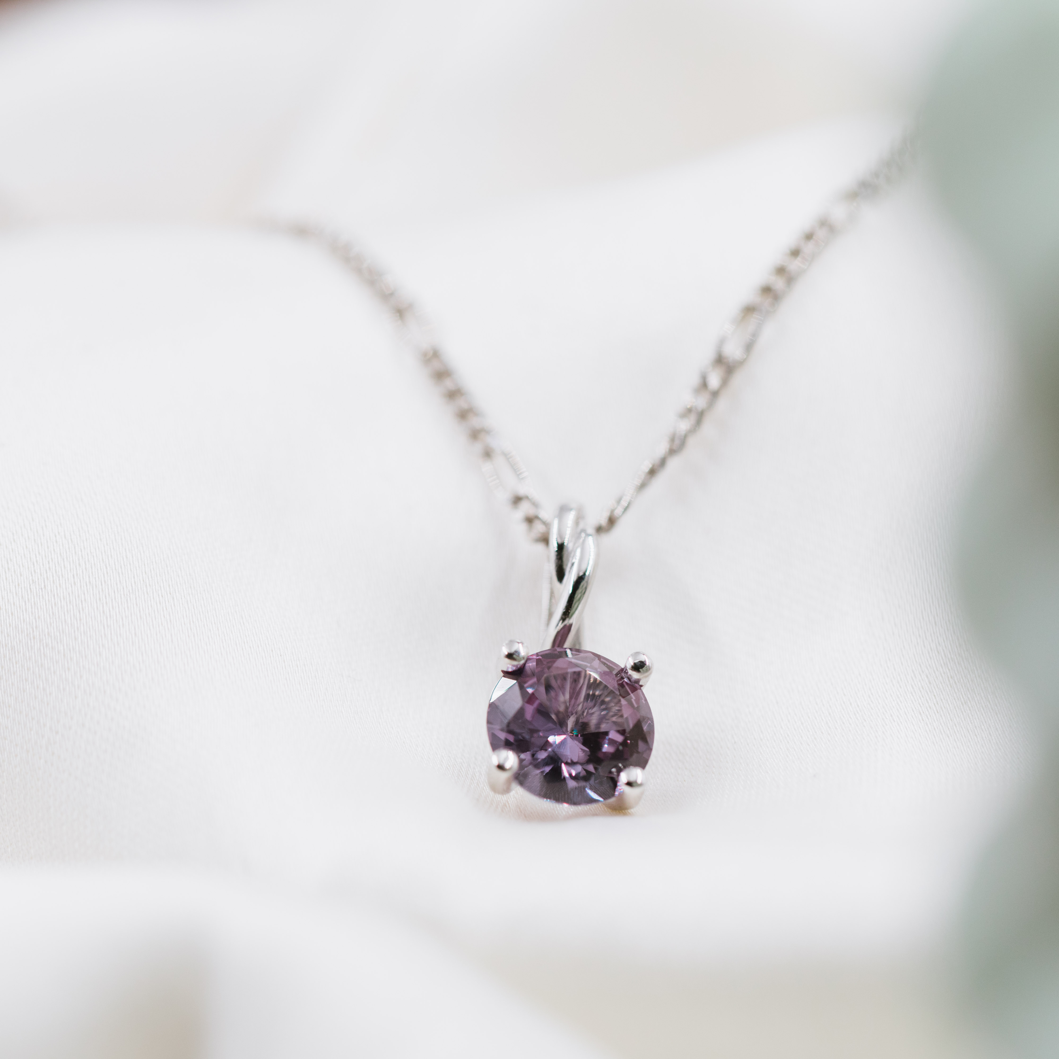 Bilde nummer 4 av Pan Jewelry Drops, Anheng i 585 hvitt gull med syntetisk Alexandritt