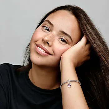 Bilde nummer 3 av Pandora Moments, Charms i 925  sølv med rosa slektstre og hjerte