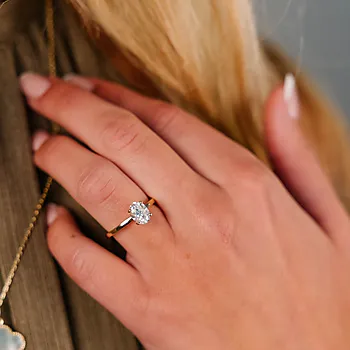 Bilde nummer 3 av Juliett ring i 375 gult gull med moissanite 0,75
