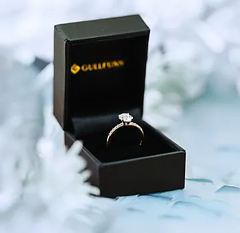 Bilde nummer 3 av Julie diamantring i 375 gult gull med diamanter 0,12 ct og moissanite sten
