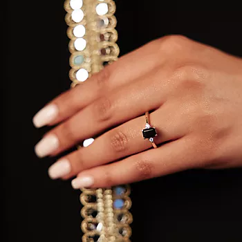 Bilde nummer 2 av Michelle diamantring i 585 gult gull 0,10 ct med sort onyx