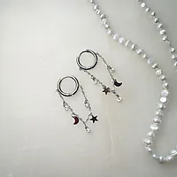 Bilde nummer 4 av Øredobber i stål med måne, stjerne og ferskvannsperler