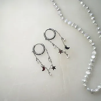 Bilde nummer 4 av Øredobber i stål med måne, stjerne og ferskvannsperler