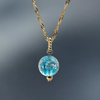 Bilde nummer 2 av Pan Jewelry, Anheng i 925 forgylt sølv med blå glasskule