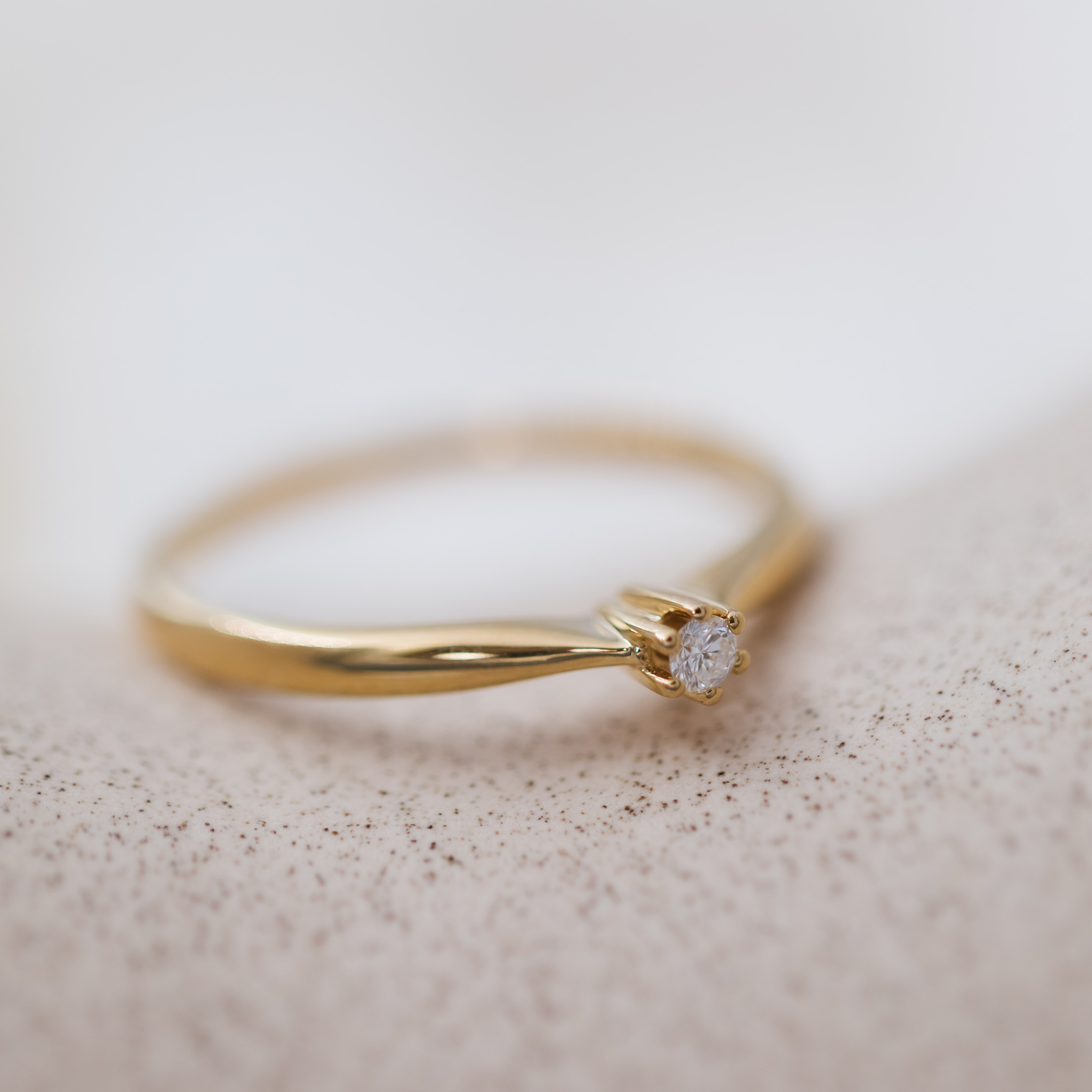 Bilde nummer 3 av Pan Jewelry, Ingrid enstensring i 585 gult gull 0,05 ct