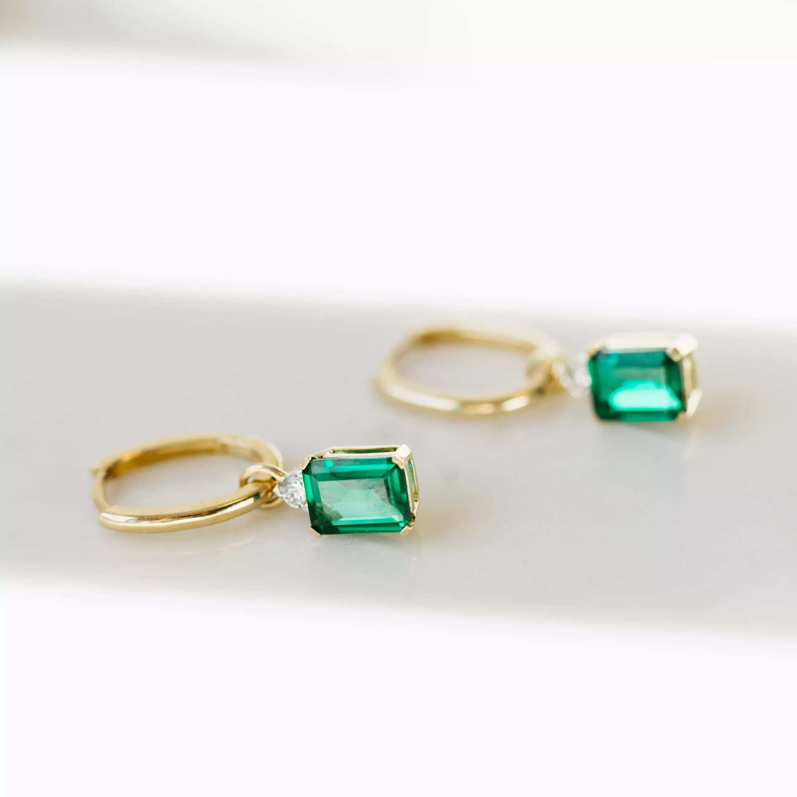 Bilde nummer 3 av Michelle øreringer i 585 gult gull med diamanter 0,16 ct og hydrotermisk smaragd