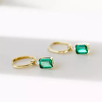 Bilde nummer 3 av Michelle øreringer i 585 gult gull med diamanter 0,16 ct og hydrotermisk smaragd