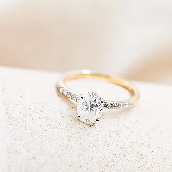 Bilde nummer 4 av Julie diamantring i 375 gult gull med diamanter 0,12 ct og moissanite sten