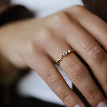 Bilde nummer 2 av Nora diamantring i 375 gult gull 0,09 ct