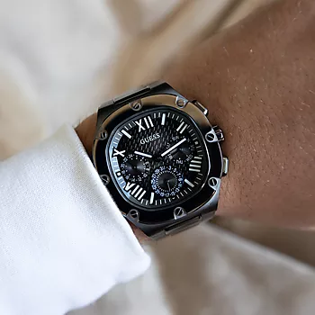 Bilde nummer 2 av Guess, Mens Work Life herreklokke i gråfarge med stållenke