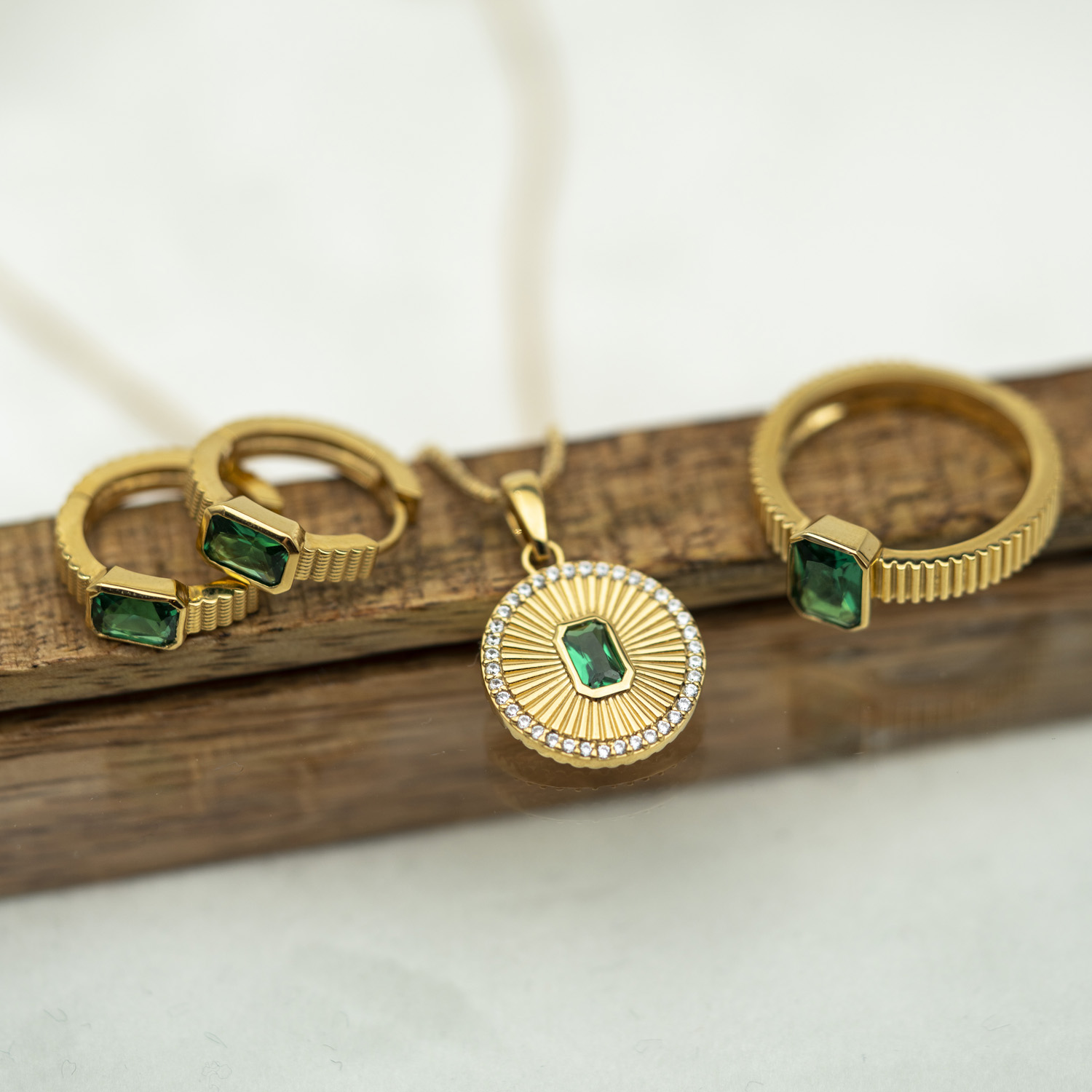 Bilde nummer 3 av Janne Formoe by Pan Jewelry, Ring i forgylt 925 sølv med grønn zirkonia