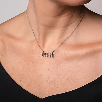 Bilde nummer 2 av Familiesmykke i 925 sølv med mor, far og tre sønner