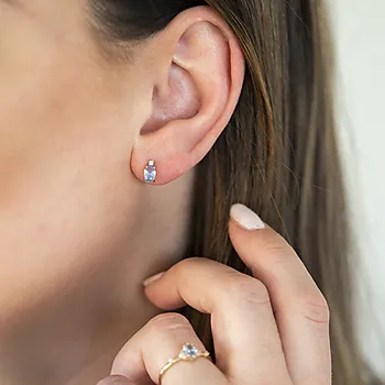 Bilde nummer 2 av Pan Jewelry, Øredobber i 585 gult gull med zirkonia og syntetisk blå spinell