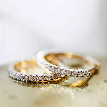 Bilde nummer 3 av Clara øreringer i 375 gult gull med diamanter 0,25 ct