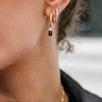 Bilde nummer 2 av Michelle øredobber i 585 gult gull med diamanter 0,08 ct og rhodolitt
