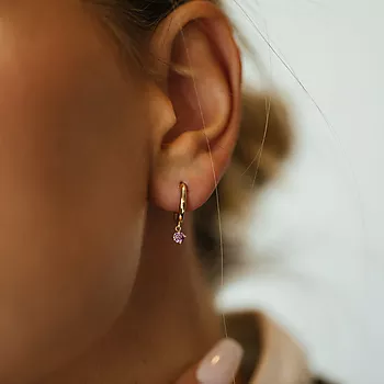 Bilde nummer 2 av Pan Jewelry, Øredobber i 585 gult gull med lilla zirkonia