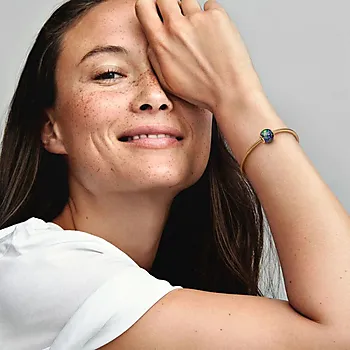 Bilde nummer 3 av Pandora Moments, Charms i 925 forgylt sølv med jordkloden