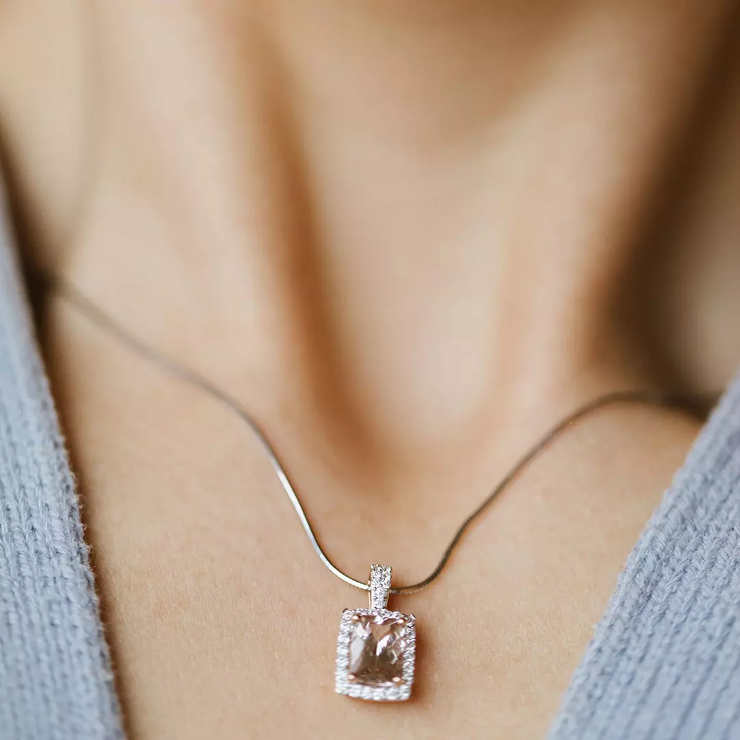 Bilde nummer 2 av Jacqueline anheng i 375 roségull med diamanter 0,20 ct med morganitt