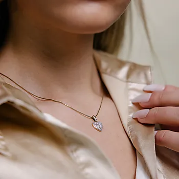 Bilde nummer 2 av Clara smykke i 375 gult gull med diamanter 0,25 ct