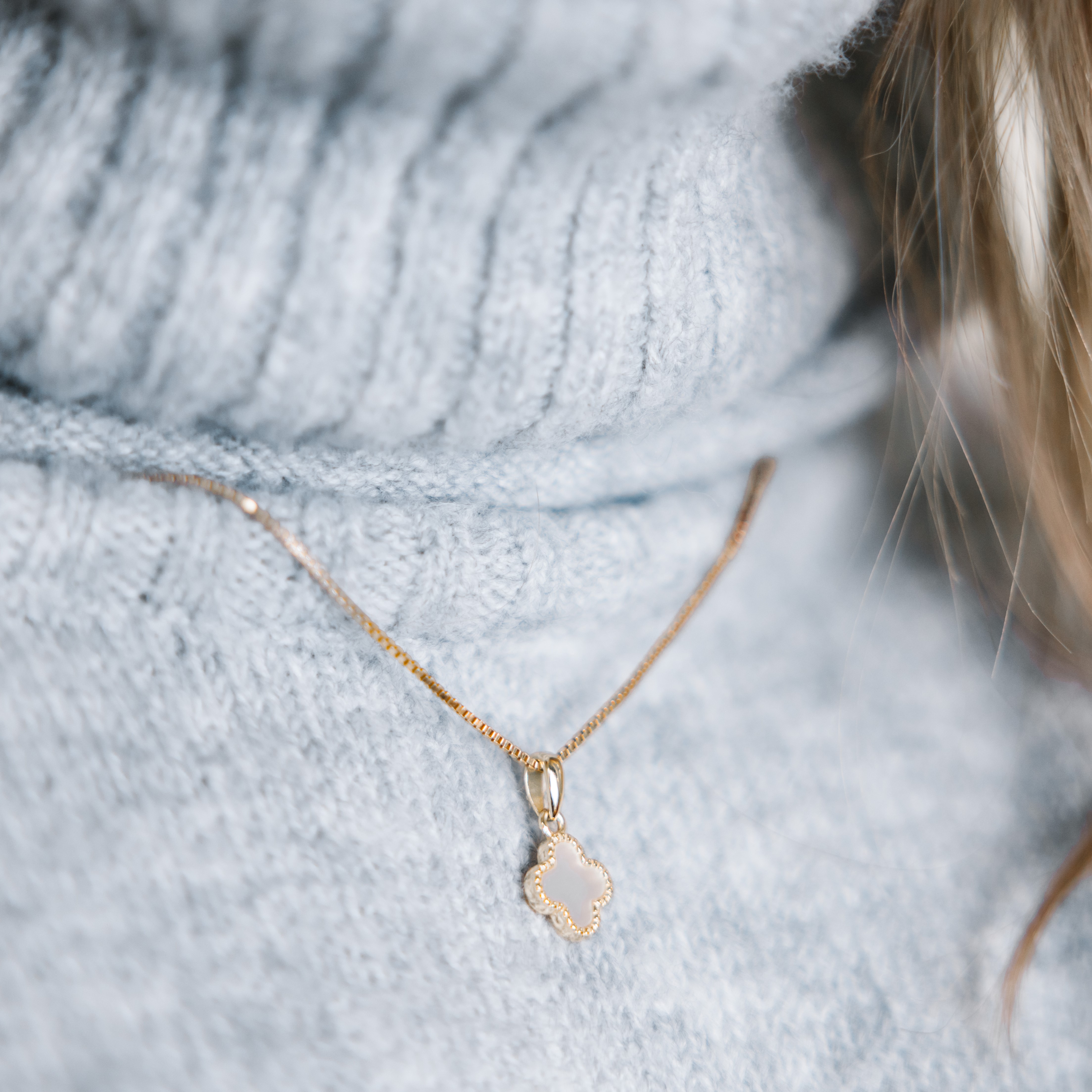 Bilde nummer 2 av Pan Jewelry, Kløver smykke i forgylt 925 sølv med hvit perlemor
